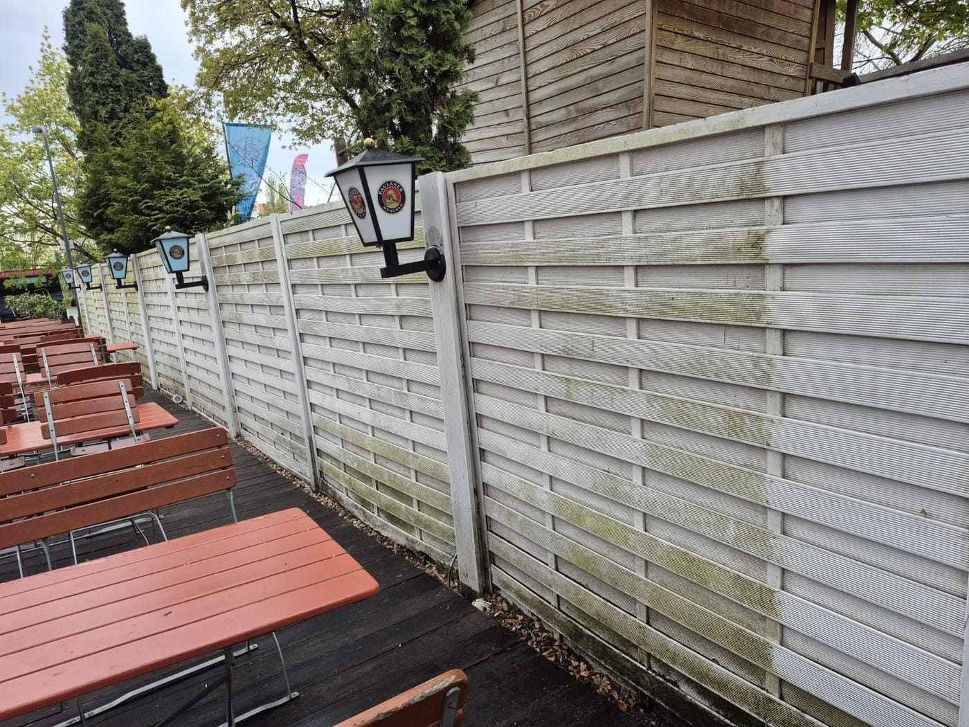 Zaunreinigung Biergarten — vorher
